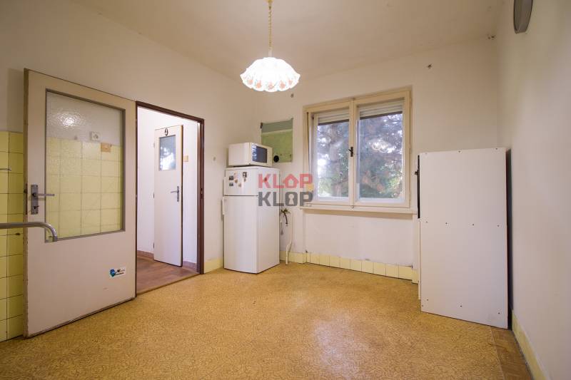 Kúpte si 4i RD + 2i RD s 2x garážou, veľká hala, 4196 m² STAV. POZEMOK