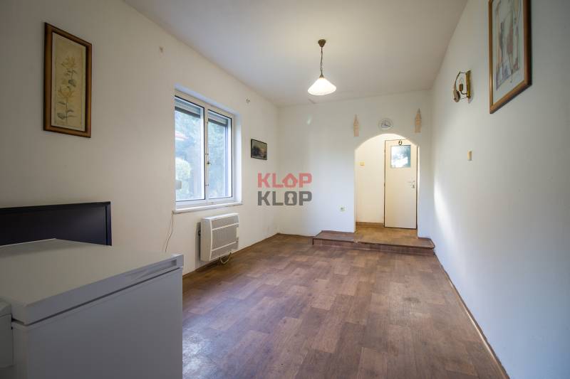 Kúpte si 4i RD + 2i RD s 2x garážou, veľká hala, 4196 m² STAV. POZEMOK