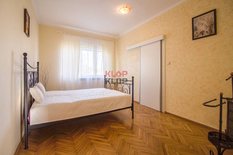 Kúpte si 4i RD + 2i RD s 2x garážou, veľká hala, 4196 m² STAV. POZEMOK