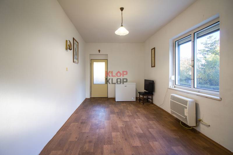 Kúpte si 4i RD + 2i RD s 2x garážou, veľká hala, 4196 m² STAV. POZEMOK