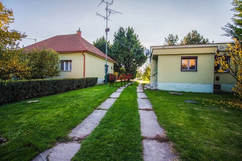 Kúpte si 4i RD + 2i RD s 2x garážou, veľká hala, 4196 m² STAV. POZEMOK