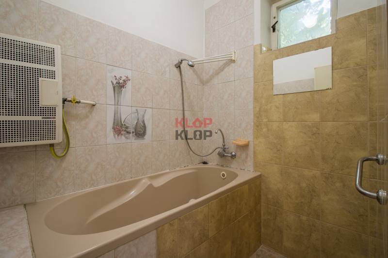 Kúpte si 4i RD + 2i RD s 2x garážou, veľká hala, 4196 m² STAV. POZEMOK